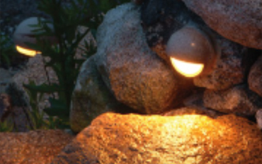 hardscape-lighting-along-a-pathway